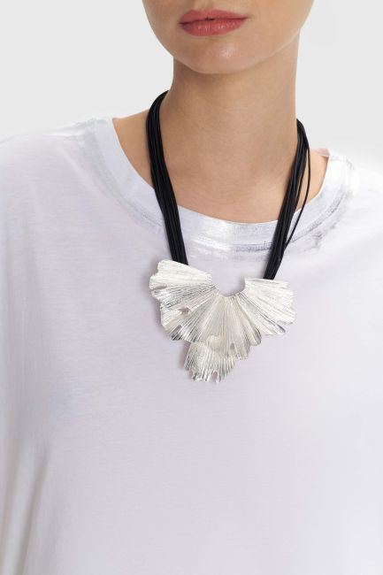 Necklace with a metal statement piece - Multicolor